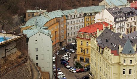 Karlovarská ulice I. P. Pavlova. Po levé stran jsou budovy bývalého okresního...