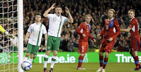 Irský kapitán Robbie Keane se chytá za hlavu po promarnné anci v zápase s