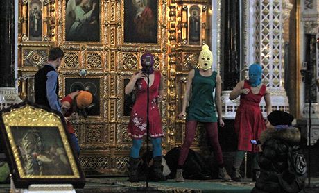 lenky ruské skupiny Pussy Riot pi vystoupení v moskevském chrámu
