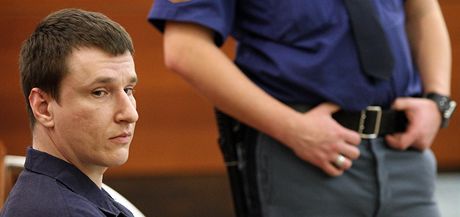 Obalovaný Petr Hrubý pi líení u libereckého soudu v únoru 2012.