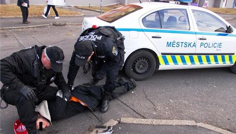 Pro agresivního výtrníka si pijela policejní hlídka. Mue vak nejprve zklidnila policistka v civilu. (ilustraní snímek)