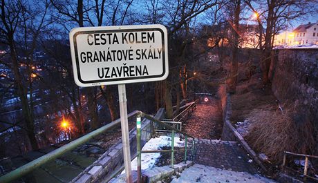 Kvli padajícímu kamení je uzavena táborská stezka kolem Granátové skály.