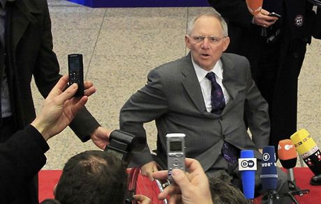 Nmecký  ministr financí Wolfgang Schäuble pijídí na jednání  eurozóny v