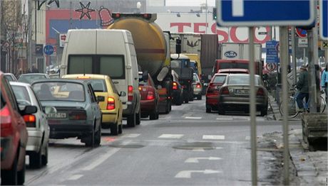 Doprava v ulicích Perova je asto ucpaná, dostavba D1 ve smru na Lipník nad Bevou by obyvatelm msta výtazn pomohla. (ilustraní snímek)