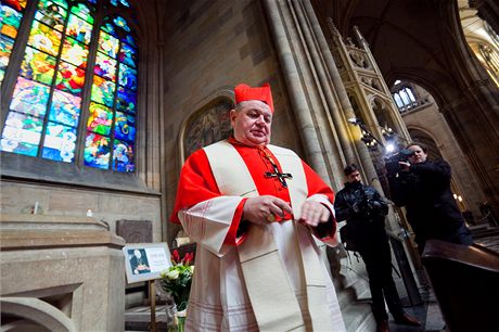 Kardinál Dominik Duka zamíil na Hrad za prezidentem Miloem Zemanem. Spolen chystali dopis, jím pozvou do eska nového papee Frantika na oslavy 1150. výroí píchodu vrozvst Cyrila a Metodje na Moravu.