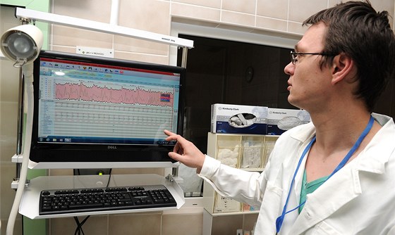 Lékař Petr Waldauf ukazuje práci s novým klinickým informačním systémem.