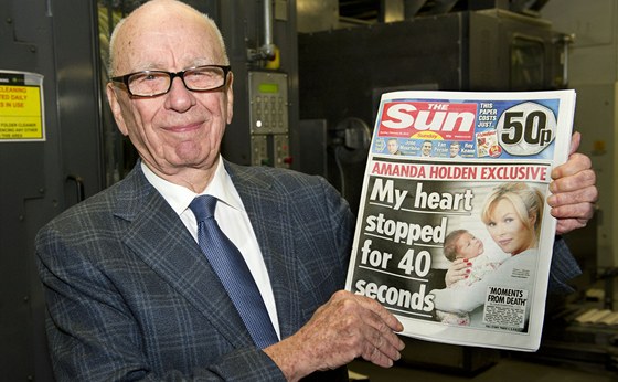Rupert Murdoch s prvním vydáním nedělního The Sun. (26. února 2012)