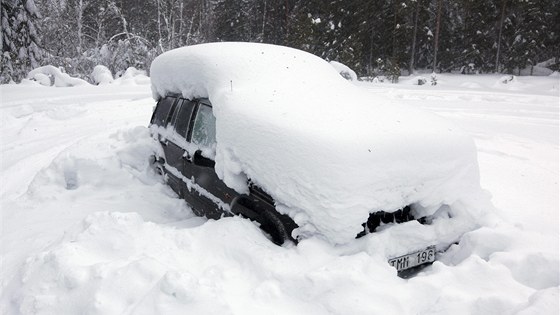 Zasnené auto Petera Skyllberga v lesích u msta Umea (20. února 2012)