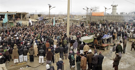 Rozzuení Afghánci protestují proti údajnému pálení Korán (21. února 2012)