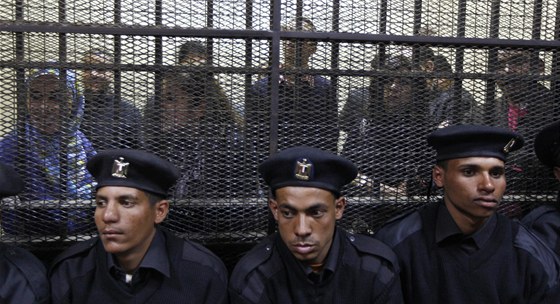 Egypttí zamstnanci zahraniních nevládních organizací u soudu (29. února 2012)