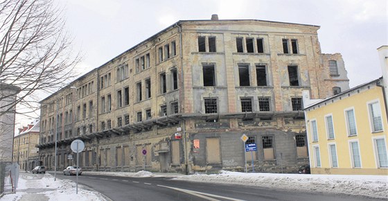 Bývalá tkalcovna v Rumburku je oputná, zdevastovaná a eká ji demolice.
