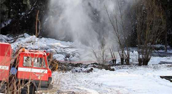 Hasiči v pondělí odstřelili nahromaděný led v Jizeře v Dolní Sytové na Semilsku.