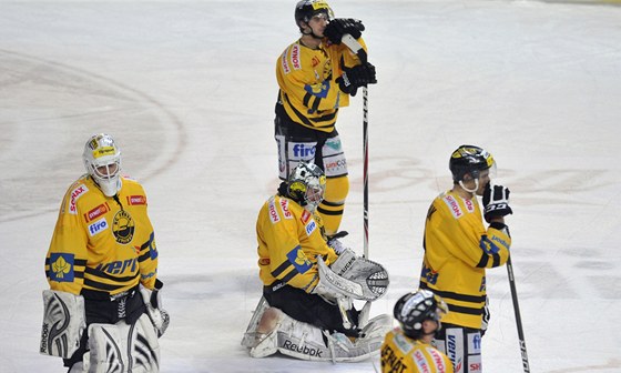 PLAY-OFF JE PRY. Hokejisté Litvínova smutní po prohe 2:3 na led Sparty.