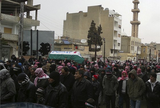 Poheb demonstranta v pedmstí Damaku.