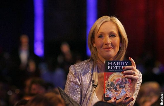 J. K. Rowlingová etla ze své knihy Harry Potter dtem v londýnském Muzeu...