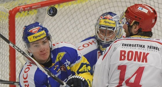 LETÍCÍ PUK. V pedkole play-off ho ped brankou sledují tinecký Radek Bonk