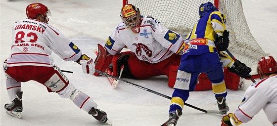 TREFÍ SE? Zlínský útoník Petr Holík (vpravo) se pokouí pekonat Petra