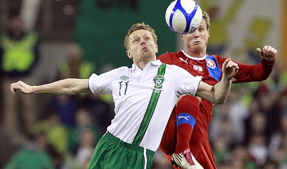 KRYTÍ MÍE. Damien Duff (vlevo) se tlaí ped levého obránce Davida Limberského.