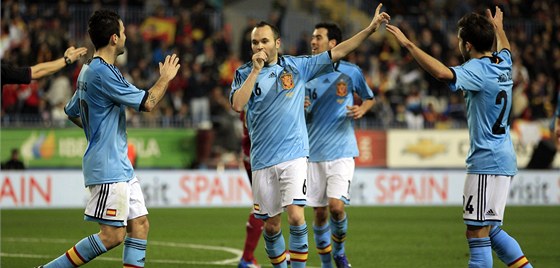 Andrés Iniesta (uprosted) slaví v reprezentaci gól se svými spoluhrái.