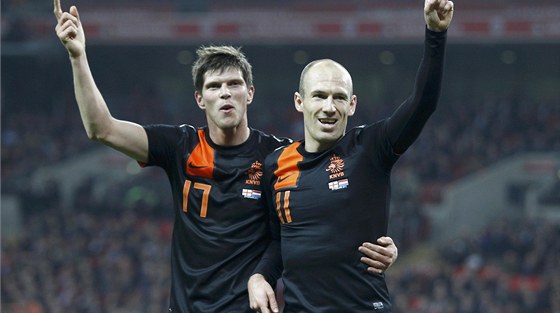 SIAMTÍ SPOLUHRÁI. Klaas-Jan Huntelaar (vlevo) blahopeje Arjenu Robbenovi k
