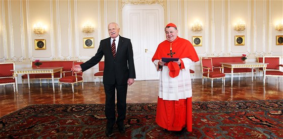 Prezident Václav Klaus a kardinál Dominik Duka v únoru letoního roku. Tehdy Klaus Dukovi na Hrad blahopál ke jmenování kardinálem.