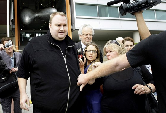 Kim Schmitz odchází od soudu v novozélandském Aucklandu. (22. února 2012)