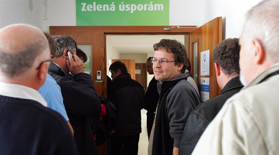 Na zelené dotace se stály fronty. Na snímku zájemci na pobočce Státního fondu životního prostředí v Ostravě (ilustrační snímek)