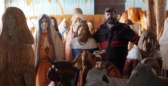 Mezi nejvtí vánoní atrakce bezesporu patí obí vyezávaný betlém v Jiíkov na Bruntálsku, který u mnoho let vyrábí Jií Halouzka.
