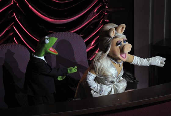 Žabák Kermit a slečna Piggy napjatě sledují vyhlašování výsledků. Snímek...