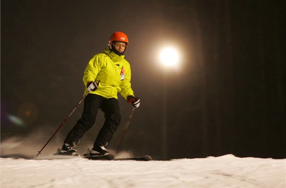 Veerní lyování ve Ski areálu Potky v Kruných horách.