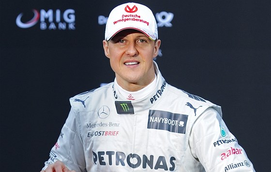 Veterán Michael Schumacher při představení nového monopostu Mercedes pro sezonu 2012.