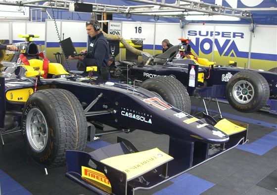 Pohled do garáe týmu Super Nova v sérii GP2