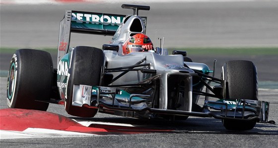 Michael Schumacher s novým monopostem Mercedesu W03 pi testech v Barcelon.