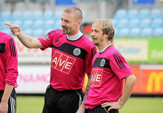 V DOBRÉ NÁLAD. Budjovití fotbalisté Tomá epka a Rudolf Otepka (vpravo) si