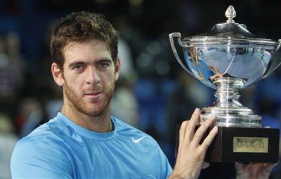 Argentinský tenista Juan Martín del Potro pózuje s trofejí po finálovém