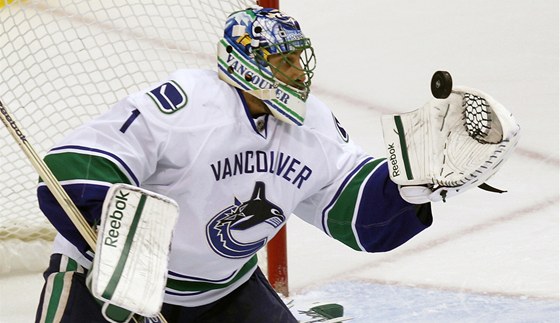 MÁM. Roberto Luongo, branká hokejist Vancouveru, chytá letící puk do lapaky.