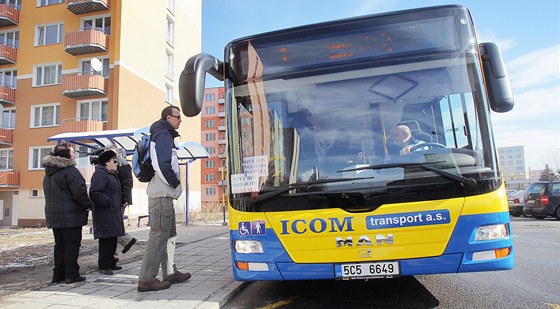 Nový autobus MHD vozil v pondlí cestující v Jindichov Hradci úpln zadarmo. 