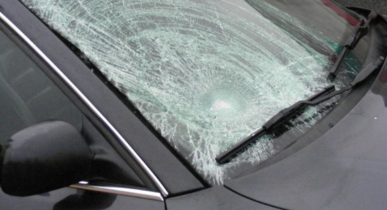 Policisté už ví, kdo jsou zloději, kteří ukradli vrak automobilu, se kterým havarovali poblíž Chýnova. (Ilustrační foto)