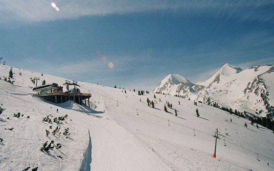 Bulharské Bansko nabízí lyování srovnatelné s nkterými alpskými stedisky za lepí cenu.