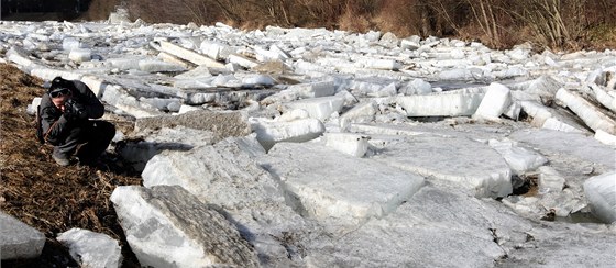 Led na Devnici (na snímku úsek eky nad jezem ve Zlín-Pílucích) popraskal a