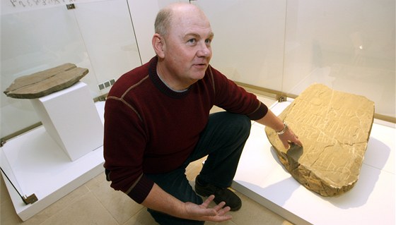 Archeolog Ludk Galuka ukazuje náhrobek údajného hrobu sv. Metodje, který byl