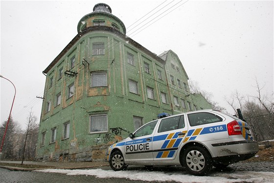 V ulicích Ae hlídkují po víkendovém útoku na ubytovnu i  policisté z Chebu.