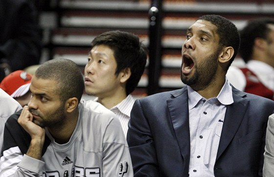 Tim Duncan (vpravo) bhem nkterých zápas svého San Antonia odpoívá.