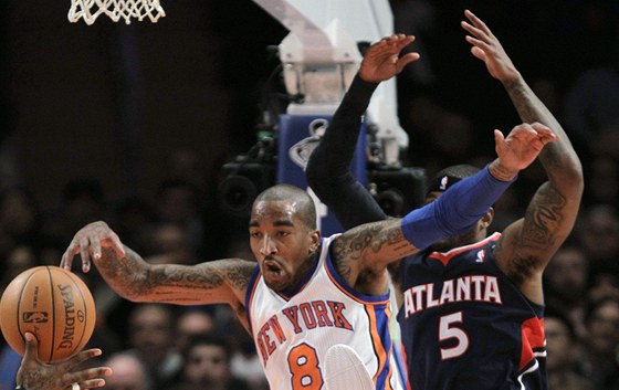 J. R. Smith z New Yorku v souboji se svým jmenovcem Joshem Smithem z Atlanty.