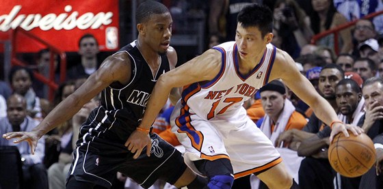 Jeremy Lin z New Yorku s pokouí uvolnit pes Norrise Colea z Miami.