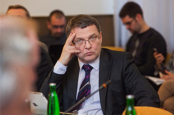 Je to komedie, ministr Drábek neodchází, zlobí se místopedseda SSD Lubomír Zaorálek.