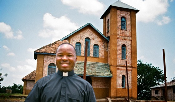 Otec Norbert ped svým kostelem v tanzanské vesnici Mpanga (13. února 2012)
