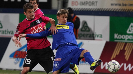 KAMPAK? Budjovický Filip Rýdel se snaí zastavit olomouckého Marka Heinze.