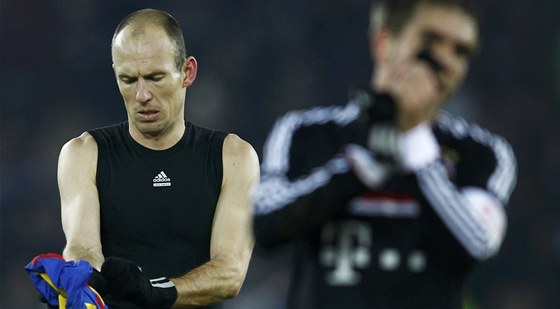 SELHÁNÍ. Fotbalisté Bayernu Mnichov vetn Arjena Robbena (vlevo) utrpli v