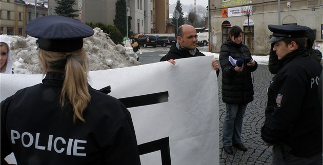 Noviná� Ivan Brezina rozvinul v pátek odpoledne v centru Semil plachtu s
